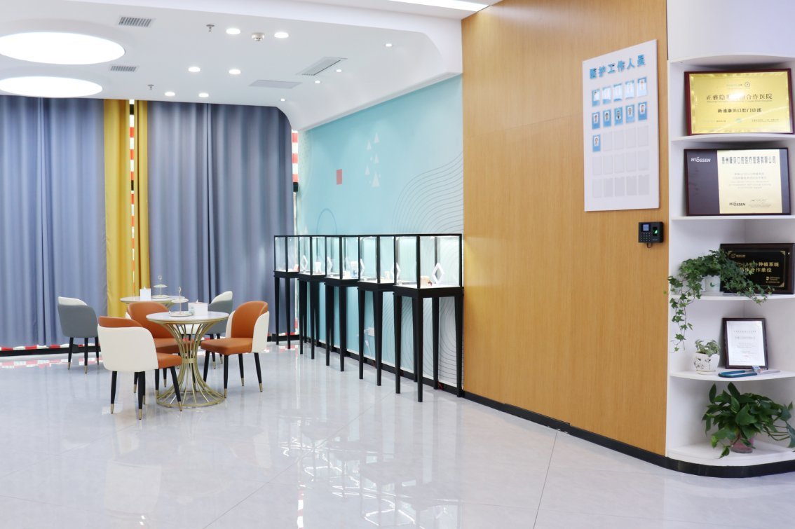 康贝口腔候诊区与展示柜